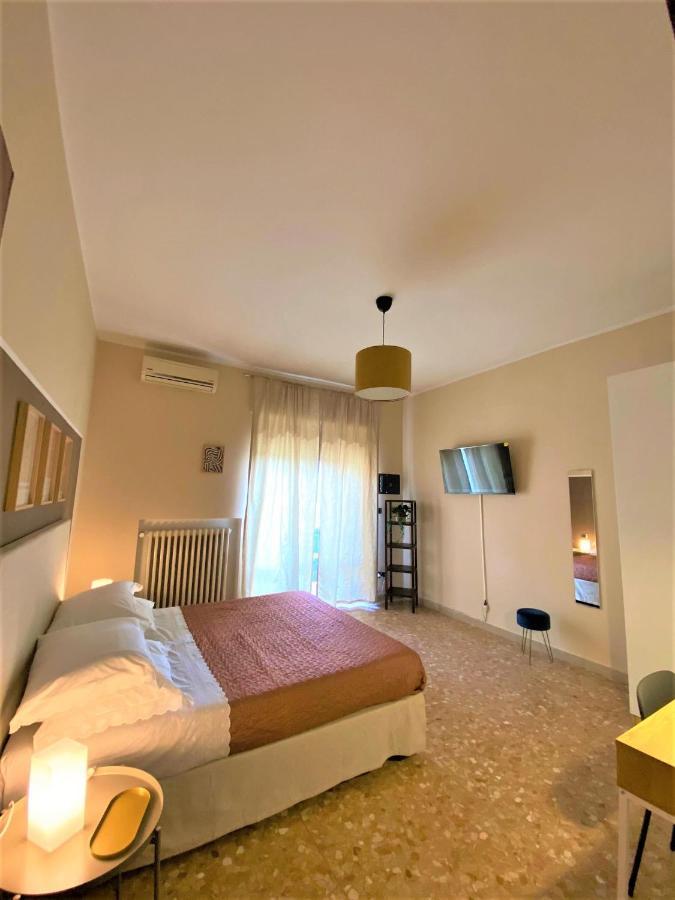 Casa Viola A 900 Mt Dalla Staz. Centrale Pescara Bagian luar foto