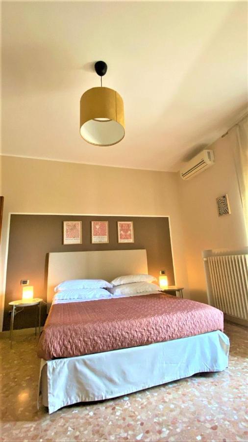 Casa Viola A 900 Mt Dalla Staz. Centrale Pescara Bagian luar foto